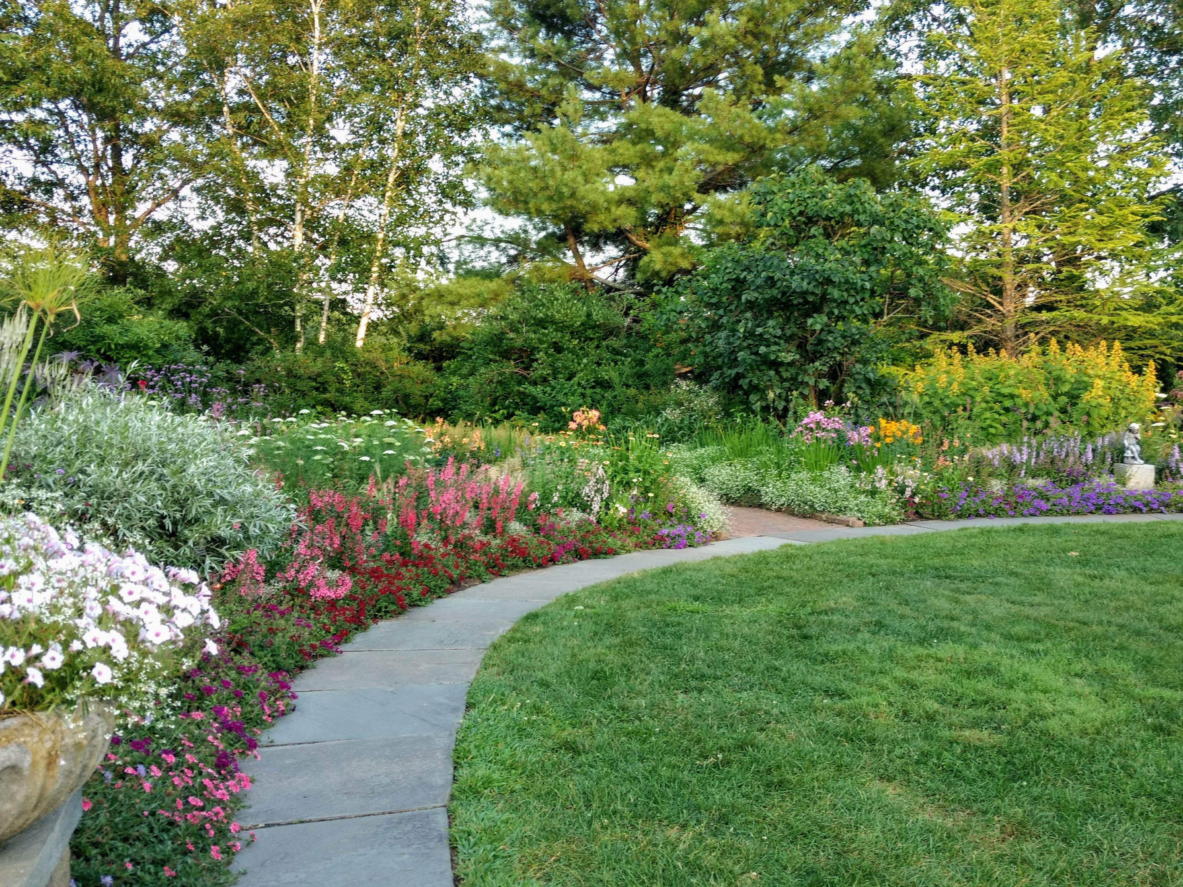 Благоустройство участка частного дома в Пскове и Псковской области